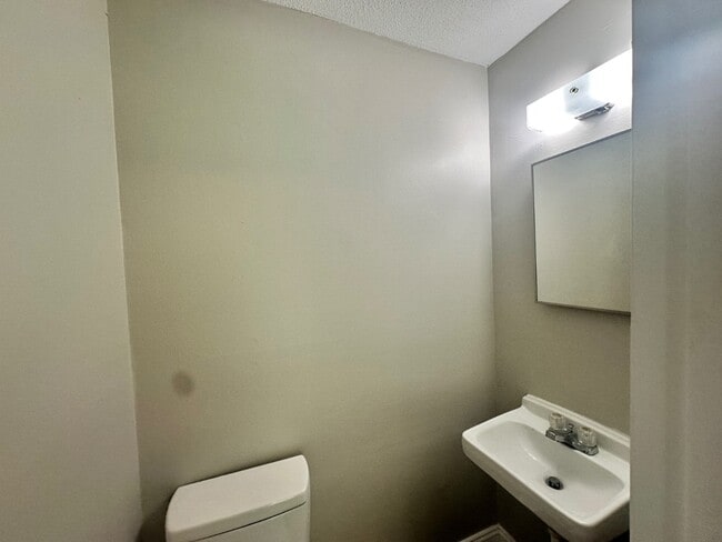 Building Photo - 1472 Sherwood Dr