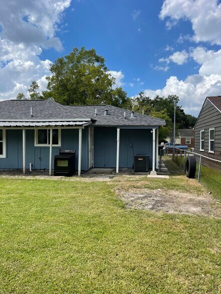 Building Photo - 9505 Sierra Dr