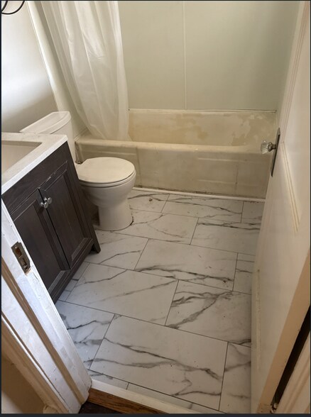 Toilet - 4370 Eastway St