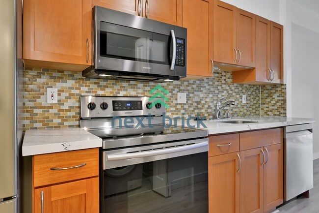 Building Photo - Charming Studio Condo in the Heart of Bellevue – Perfectly Cozy 422 Sq Ft Space!