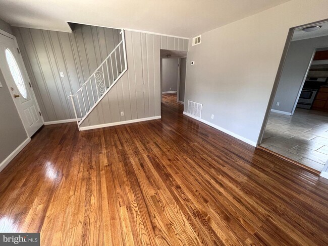 Building Photo - 27 Dunmore Ave