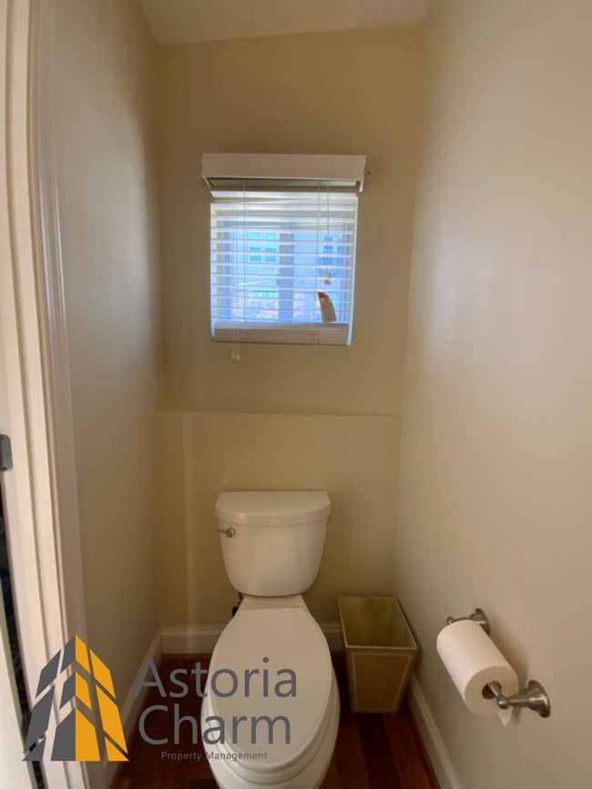 Building Photo - Stylish 2 Bedroom with Spa Bath, Hardwood Floors and Parking