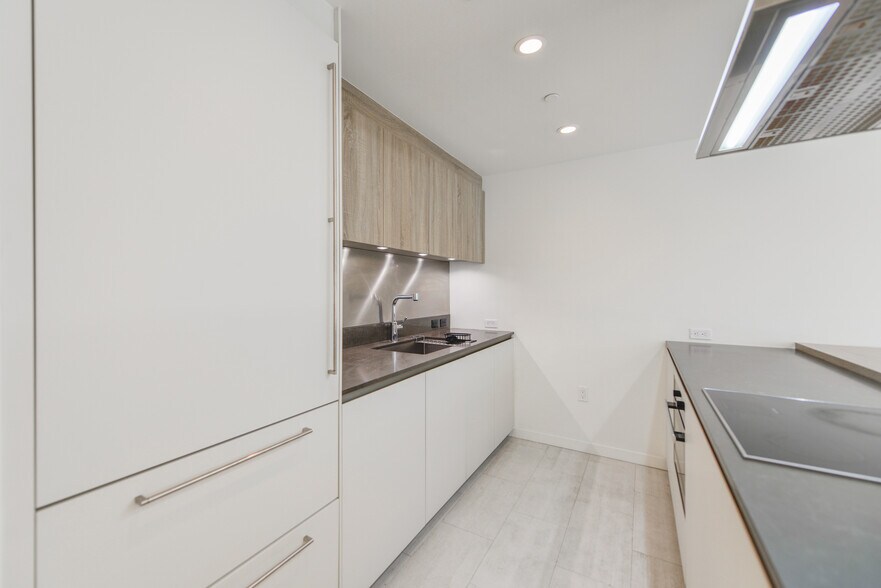 Building Photo - 1000 Brickell Plz