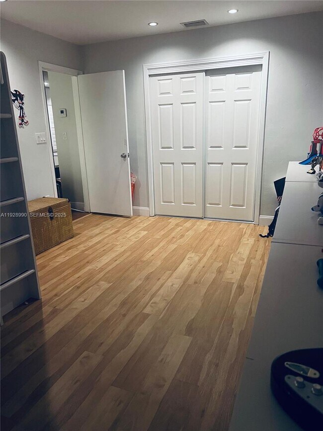 Building Photo - 1040 Lyons Park Dr