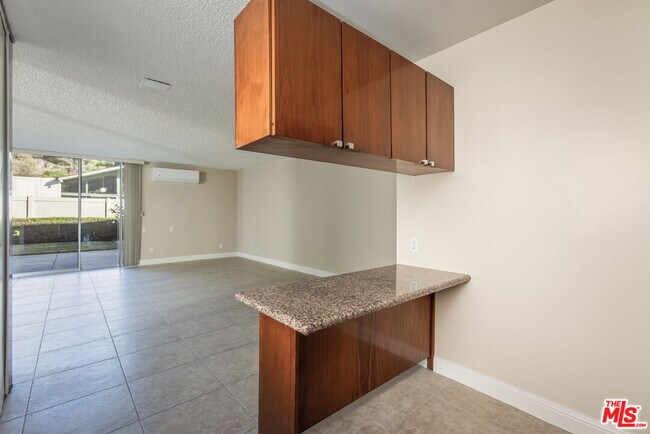Building Photo - 4171 Del Mar Ave