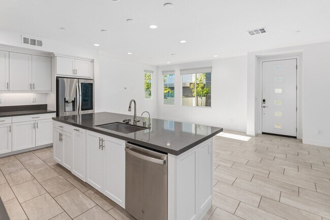 Building Photo - 3 Bedroom + Loft for Lease GREAT PARK LOCA...