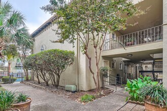 Building Photo - Charming Condo!