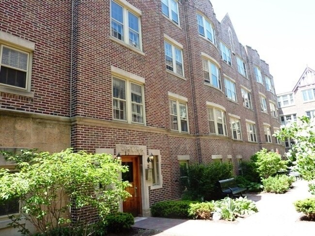 Primary Photo - 2 Bedroom Condo in Oak Park