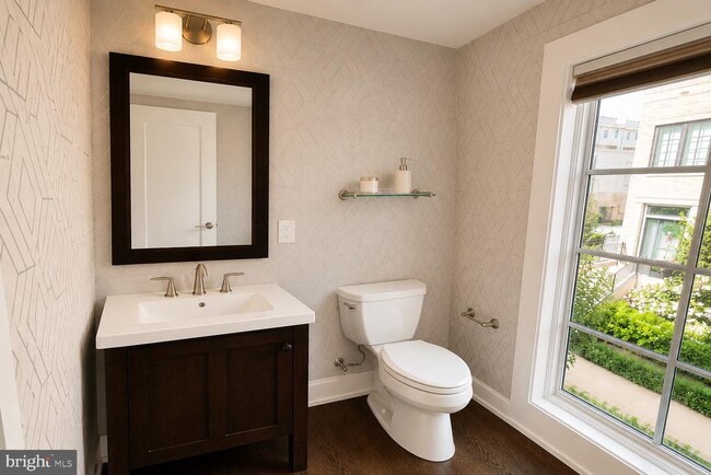 Building Photo - 3723 Chevy Chase Lake Dr