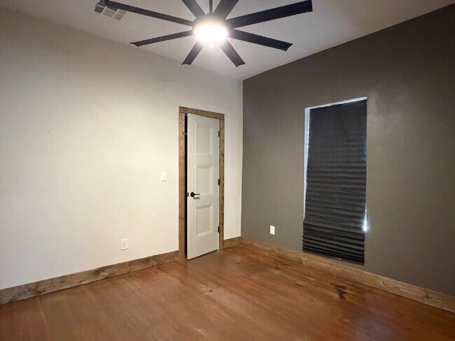 Building Photo - 3 Bedroom 2 Bath House for Lease!!