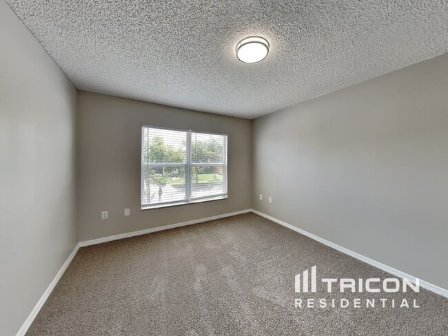 Building Photo - 12610 Lake Vista Dr