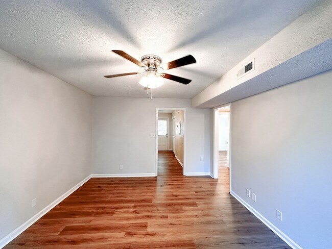 Building Photo - 470 Martha Ln