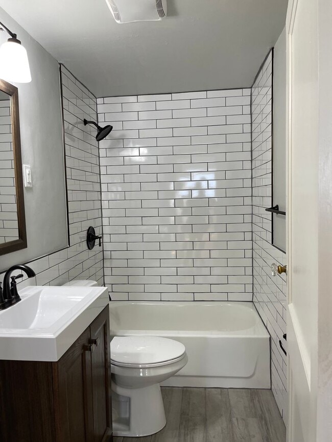 Building Photo - 2-3 Bed Home Available on Quiet Street Newly Renovated!!!