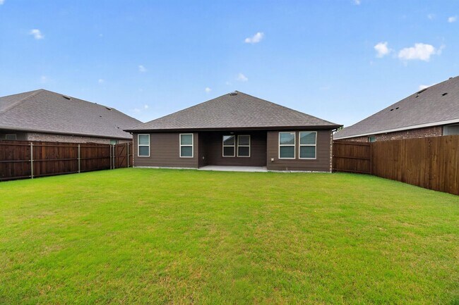 Building Photo - Beautiful Open-Concept Home with Washer/Dryer Included & Private Yard in Princeton