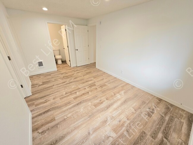 Building Photo - 2112 NE 33rd St