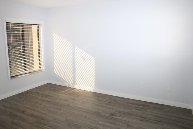 Building Photo - 400 Club Cir