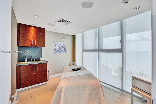 Building Photo - 17001 Collins Ave