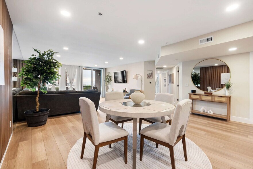 Building Photo - 2414 Front St