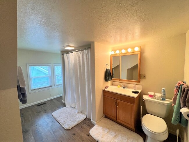 Building Photo - Convenient location, walking distance to KSU Campus! - Pre-Leasing for 26/27 School Year!