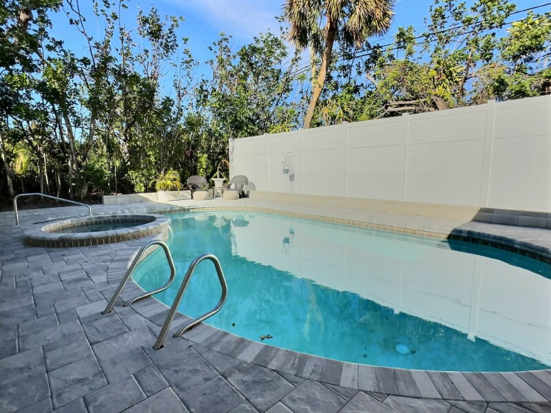Building Photo - 567 Venice Ln