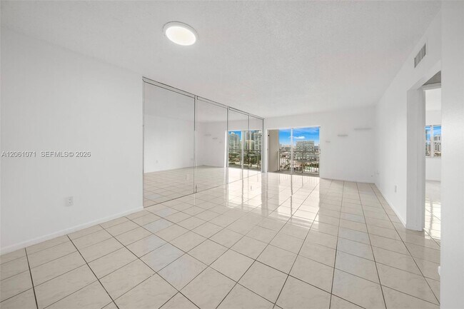 Building Photo - 400 Kings Point Dr