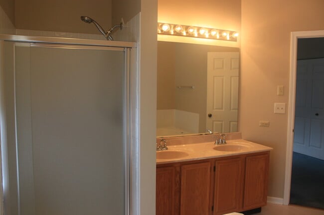 Building Photo - 324 Forest Dr