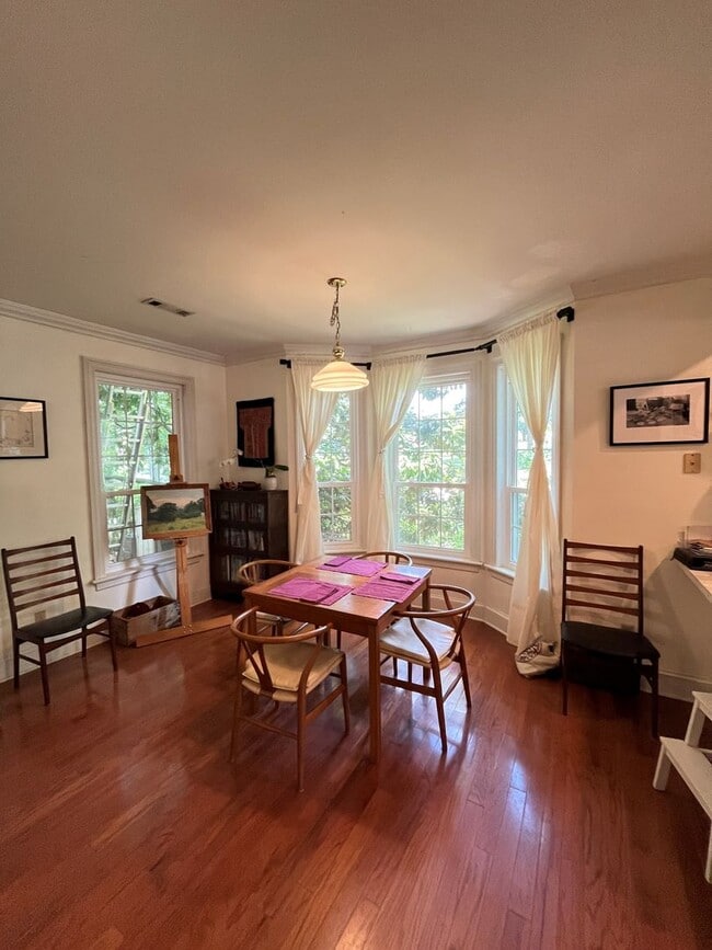 Building Photo - HISTORIC DOWNTOWN  3 bedroom 2.5 bath home