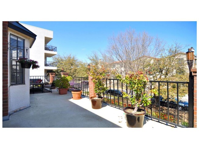 Building Photo - Fabulous two bedroom two bath condo locate...