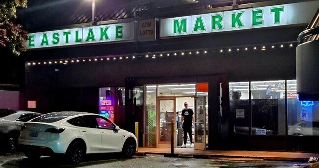 Building Photo - East Lake Town House