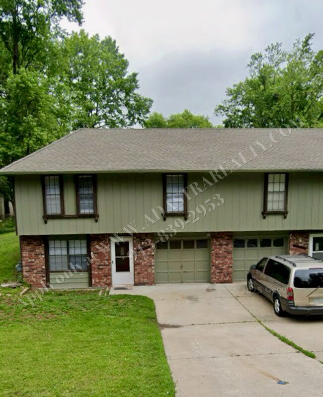 Building Photo - Cozy 3 Bed 1 Bath Duplex in KCMO-Available in JULY!!