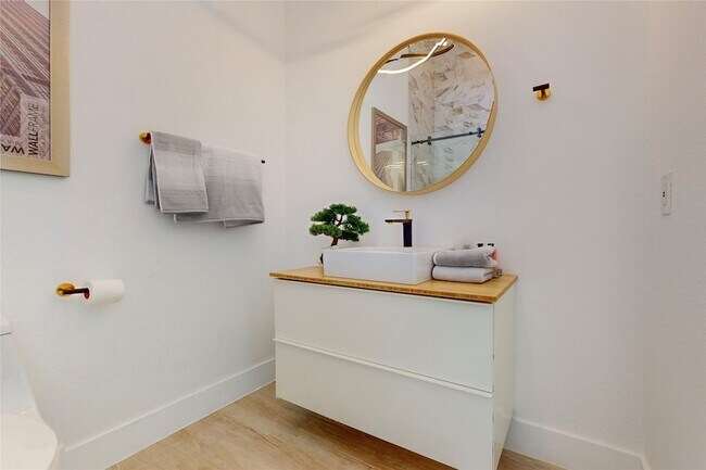 Building Photo - 3946 N Cresthaven Rd