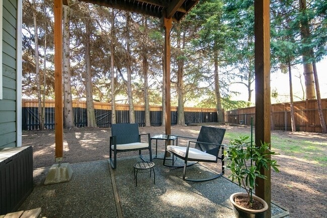 Huge fenced backyard including covered patio to host outdoor gatherings. - 17729 NE 88th Pl