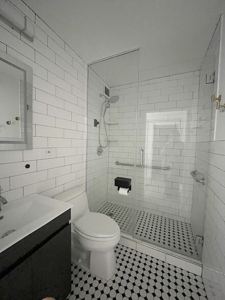 Building Photo - 4343 N Clarendon Ave