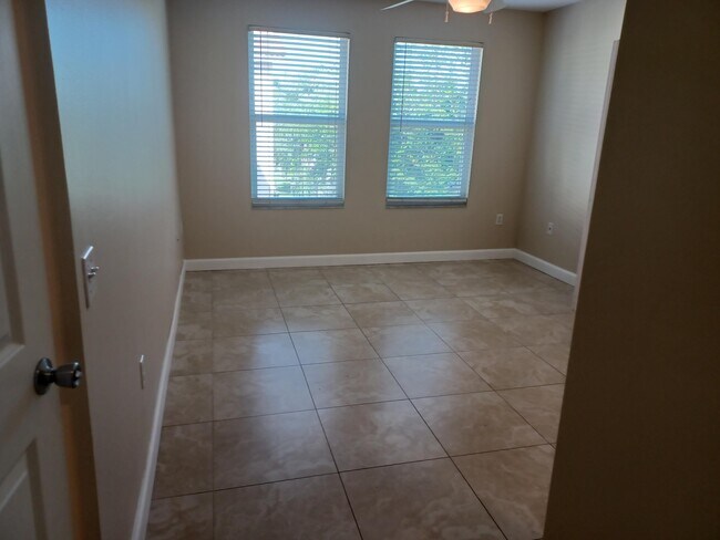 Building Photo - 818 Villa Cir