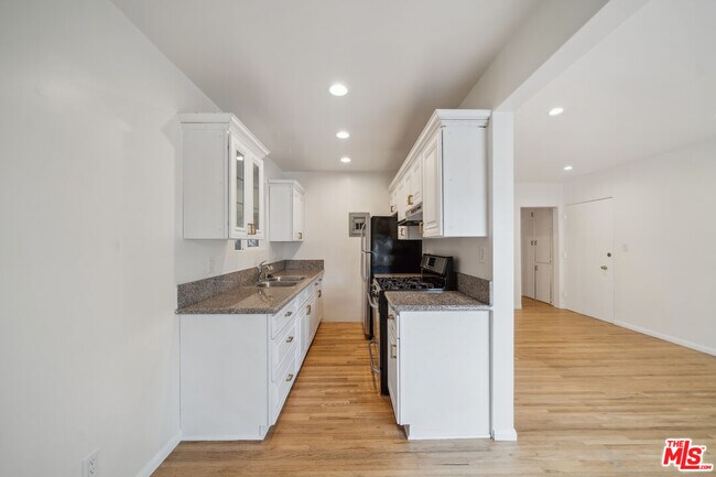 Building Photo - 710 Westmount Dr