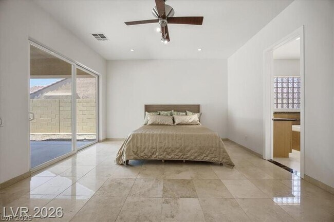 Building Photo - 2765 Struan Ave