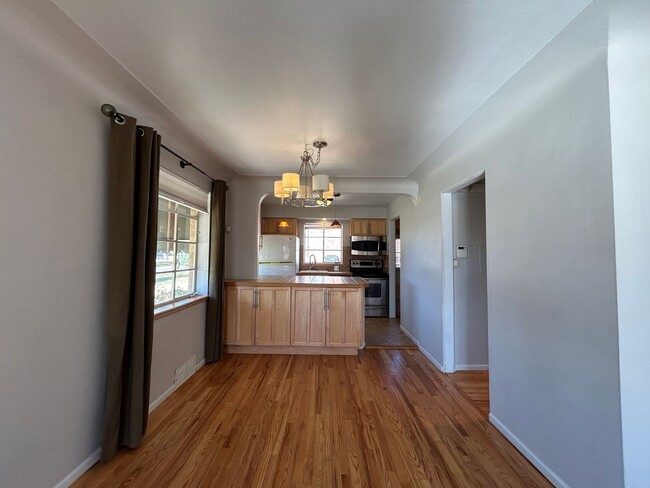 Building Photo - $0 DEPOSIT OPTIONS. CHARMING 4-BEDROOM HOM...