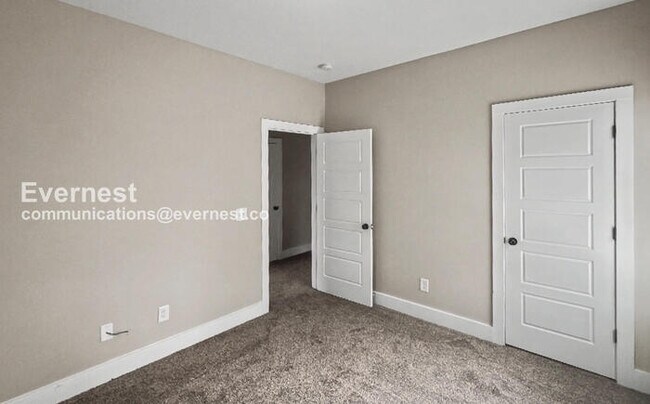 Building Photo - 4 Bed, 2.5 Bath Home with Garage / Pet-Friendly / Available Now!