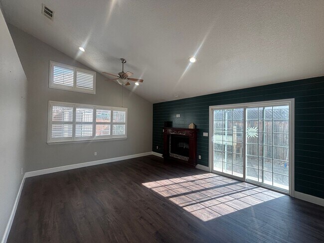 Building Photo - 1150 Buckthorn Ln