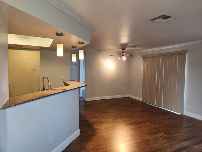 Building Photo - Second floor condo overlooking pool.