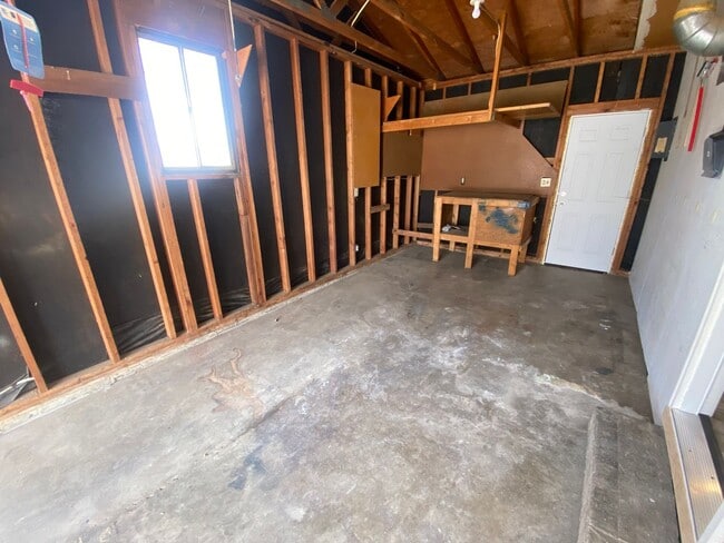 Building Photo - Updated Ranch Style Home