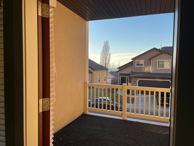 Building Photo - 865 S Aspen Wy