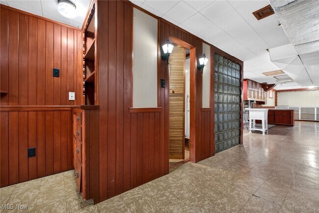 Building Photo - 8310 Broadview Rd