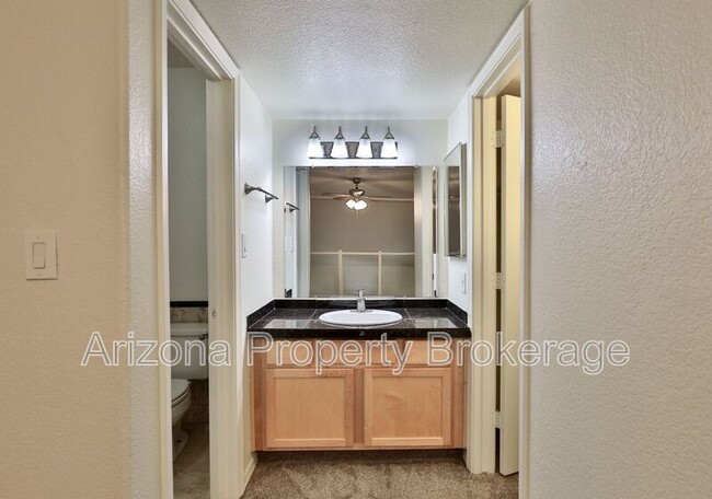 Building Photo - 2121 W Royal Palm Rd