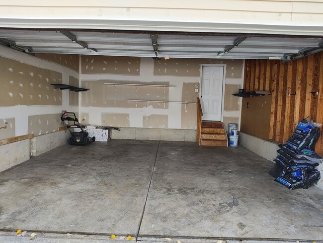 Building Photo - Beautifully maintained 4-bedroom, 2.5-bath over 2,200 sqft with a 2 car garage!