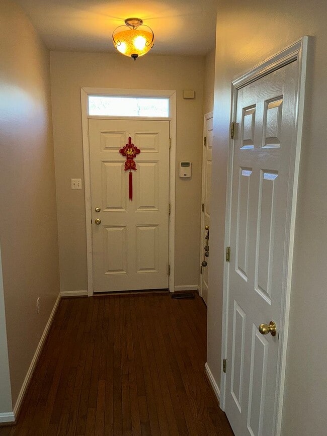 Building Photo - Very well maintained 3BR 2.5BA 3 level townhome located in the Milestone Community of Germantown