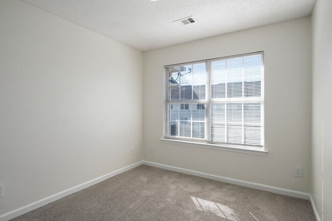Building Photo - Beautiful Upgraded Townhome!