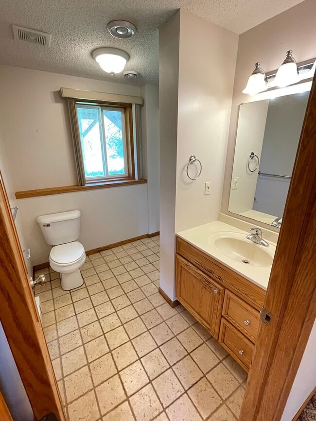 Building Photo - AVAILABLE NOW - 4 Bed, 3.5 Bath Home in He...