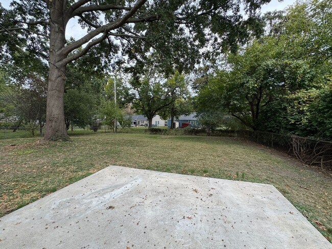 Building Photo - Move in Ready Prairie Village Ranch + Fenc...