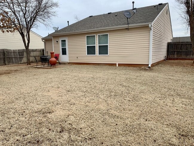 Building Photo - (2) Bed/(1) Bath Pets Negotiable Avail NOW...